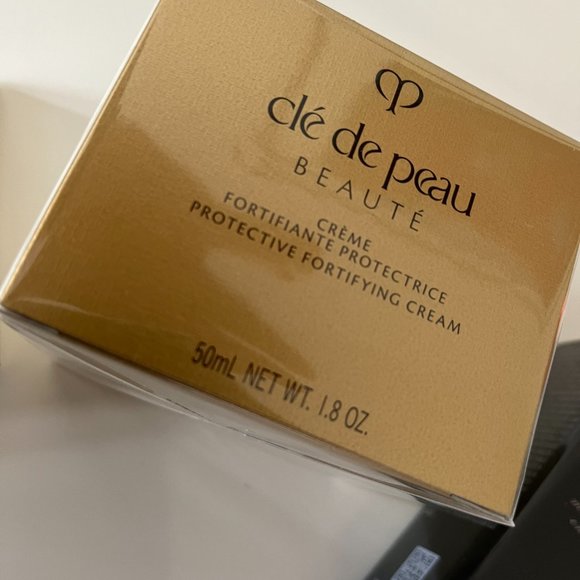 CLE DE PEAU - PROTECTIVE FORTIFYING CREAM - 50ML SEALED CREAM - - Picture 3 of 3
